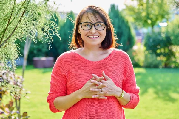 Outdoor Portret Van Lachende Vrouw Van Middelbare Leeftijd Zoek Naar — Stockfoto