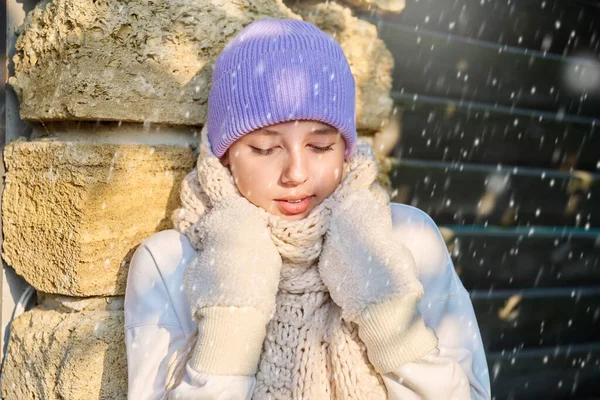 Retrato Cabeza Una Mujer Joven Sombrero Punto Bufanda Mitones Invierno —  Fotos de Stock