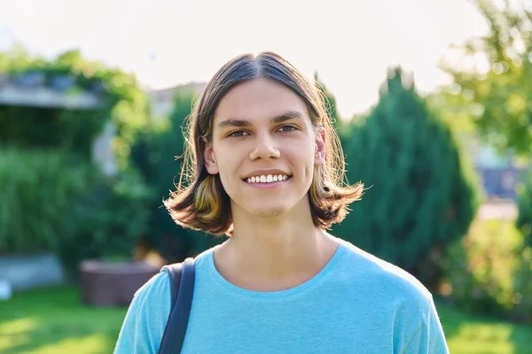 Venkovní Portrét Usměvavého Teenagera Batohem Dívajícím Kamery Fešák Mladý Student — Stock fotografie