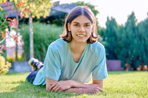Portret Uśmiechniętego Młodzieńca Patrzącego Kamerę Leżącego Trawie Przystojny Nastolatek Odpoczywający — Zdjęcie stockowe