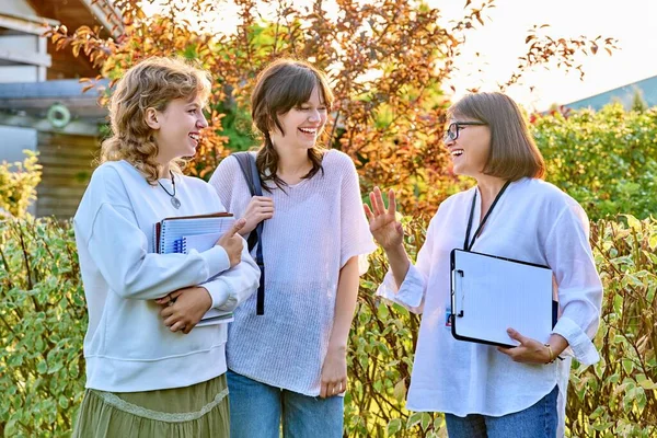 Profesora Hablando Con Estudiantes Adolescentes Aire Libre Dos Chicas Años — Foto de Stock