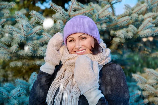 Mujer Mediana Edad Feliz Mirando Cámara Aire Libre Clima Nevado —  Fotos de Stock