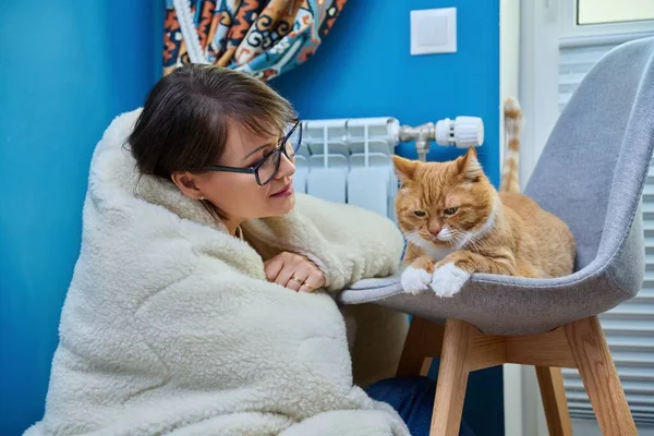 Vrouw Van Middelbare Leeftijd Zittend Onder Een Warme Wollen Deken — Stockfoto