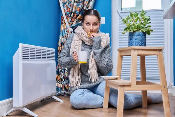 Koude Herfst Winterseizoen Levensstijl Tiener Vrouw Warme Trui Sjaal Opwarming — Stockfoto