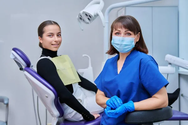 Ritratto Dentista Donna Che Guarda Macchina Fotografica Con Giovane Paziente — Foto Stock