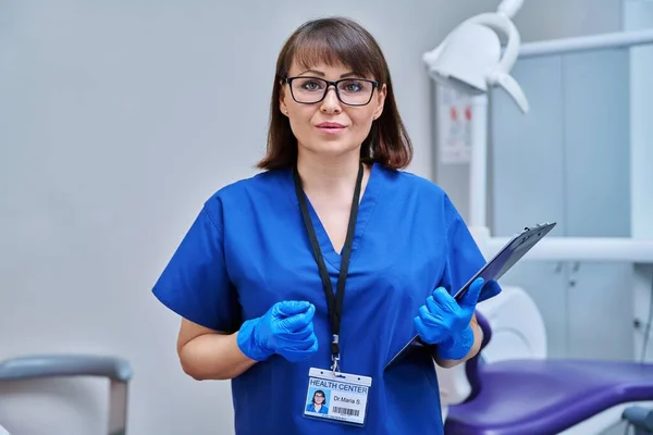 Retrato Uma Dentista Cargo Enfermeira Médica Meia Idade Olhando Para — Fotografia de Stock