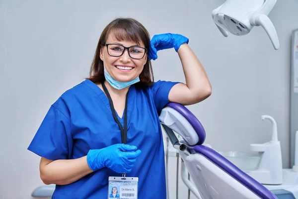 Retrato Una Doctora Dentista Sonriente Consultorio Mujer Mediana Edad Confiada — Foto de Stock