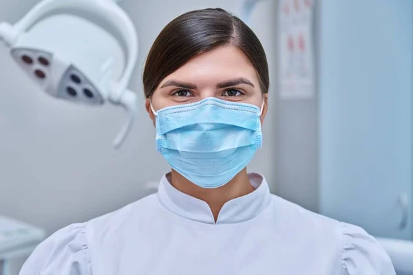 Retrato Cabeza Joven Doctora Enfermera Dentista Mirando Cámara Máscara Facial — Foto de Stock