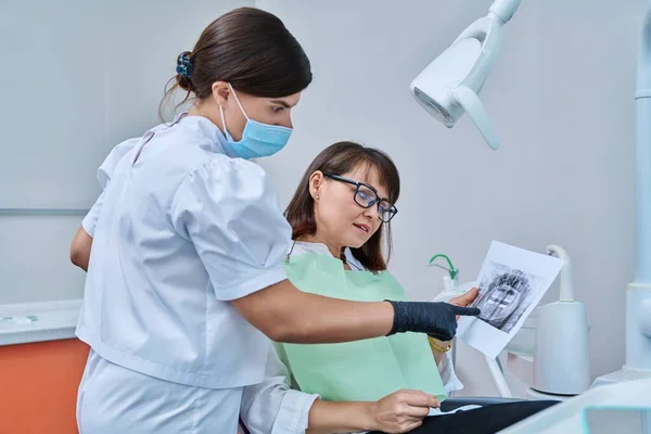 Dentista Doctora Hablando Con Una Paciente Mediana Edad Silla Dental — Foto de Stock