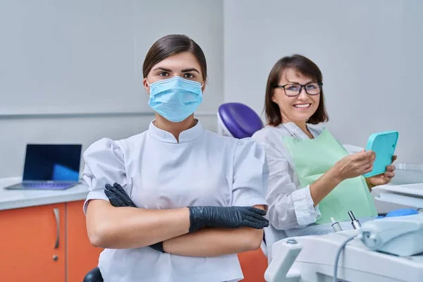 Retrato Una Joven Doctora Dentista Mirando Cámara Con Una Paciente — Foto de Stock