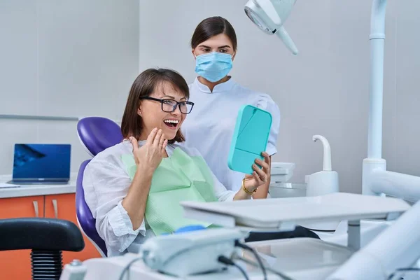 Mujer Mediana Edad Feliz Junto Con Dentista Paciente Sentado Silla — Foto de Stock