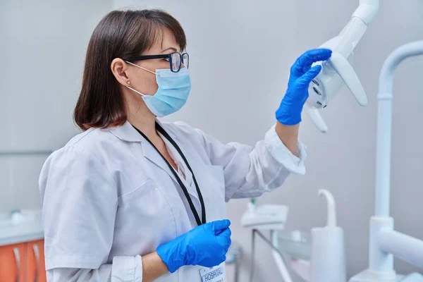 Doctora Dentista Seria Confiada Mascarilla Facial Consultorio Dental Vista Perfil — Foto de Stock