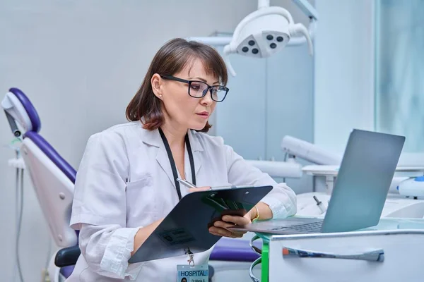 Доктор Стоматолог Працює Офісі Використовуючи Ноутбук Роблячи Нотатки Буфері Стоматологія — стокове фото