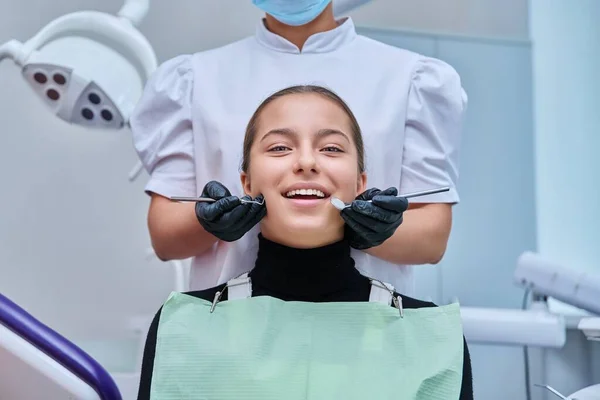 Retrato Una Joven Adolescente Silla Dental Con Manos Médico Con — Foto de Stock
