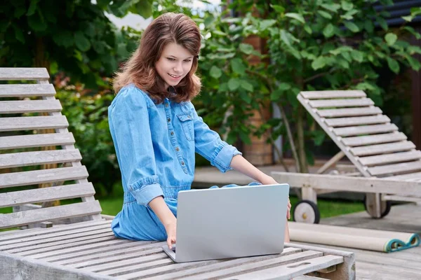 Εφηβικό Κορίτσι Ετών Κάθεται Φορητό Υπολογιστή Στην Πίσω Αυλή Κορίτσι — Φωτογραφία Αρχείου