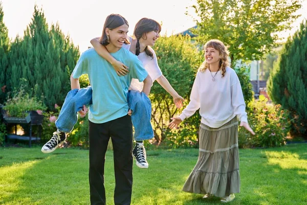 Tre Amici Adolescenti Divertono All Aperto Giornata Estiva Soleggiata Sul — Foto Stock