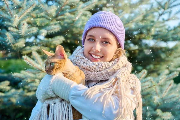 Joven Hembra Feliz Tiempo Nevado Gato Brazos Mirando Cámara Aire —  Fotos de Stock