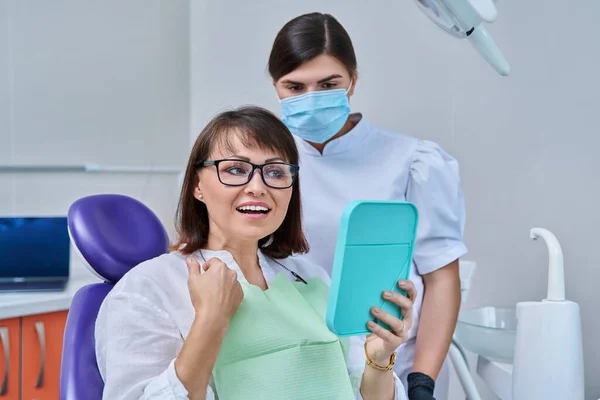 Szczęśliwa Kobieta Średnim Wieku Razem Dentystą Pacjent Siedzący Fotelu Dentystycznym — Zdjęcie stockowe
