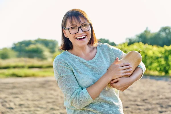 Vrolijk Lachende Vrouw Met Rijpe Pompoen Boerderij Herfst Seizoen Moestuin — Stockfoto