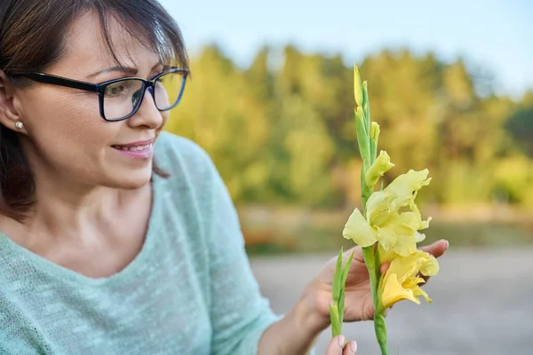 Volwassen Vrouw Raakt Bloeiende Plant Gele Gladiool Natuur Bloemen Schoonheid — Stockfoto