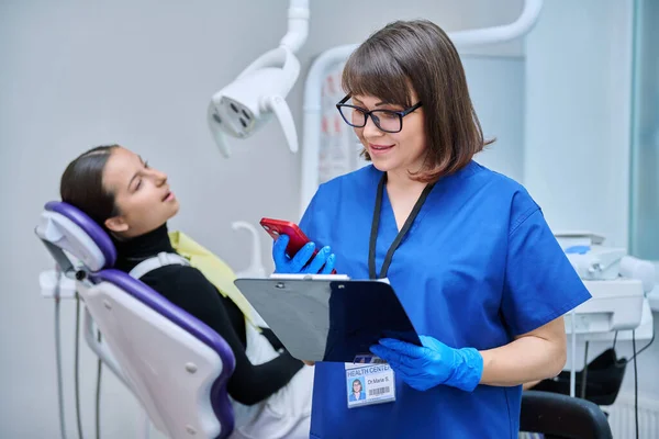 Zahnärztin Krankenschwester Mit Klemmbretttelefon Der Zahnarztpraxis Zahnheilkunde Hygiene Behandlung Medizin — Stockfoto