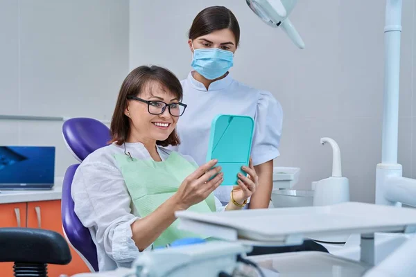 Mujer Mediana Edad Feliz Junto Con Dentista Paciente Sentado Silla — Foto de Stock