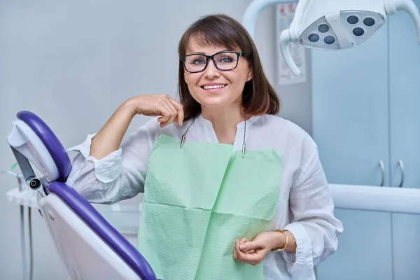 Glückliche Patientin Mittleren Alters Blickt Die Kamera Die Zahnarztstuhl Der — Stockfoto