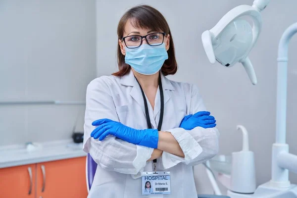 Retrato Una Doctora Dentista Seria Con Máscara Facial Consultorio Mujer — Foto de Stock