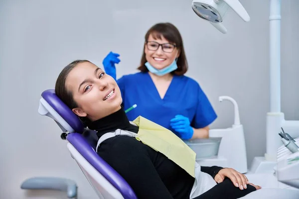 Портрет Молодой Пациентки Зубной Улыбкой Смотрящей Камеру Сидящую Стоматологическом Кресле — стоковое фото