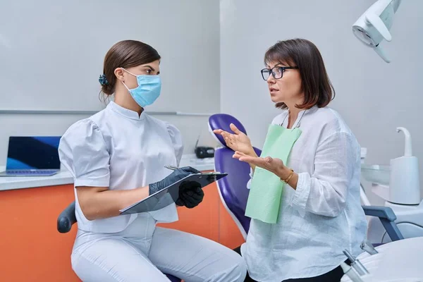 Dentista Paciente Mujer Clínica Dental Enfermera Doctora Escribiendo Consulta Portapapeles — Foto de Stock