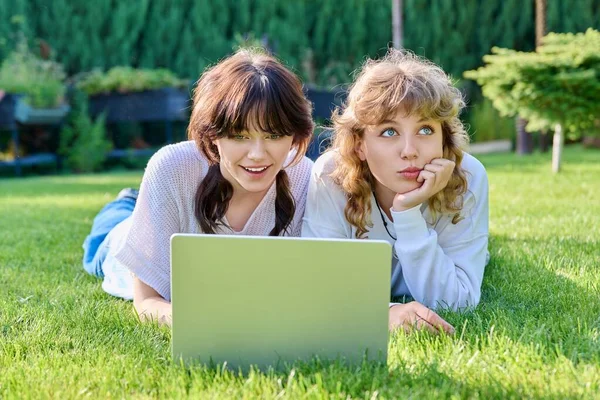 Δύο Έφηβες Φιλενάδες Ετών Χρησιμοποιούν Φορητό Υπολογιστή Ξαπλωμένο Στο Γρασίδι — Φωτογραφία Αρχείου