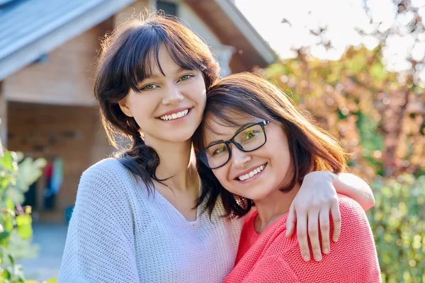 Retrato Mãe Feliz Filha Adolescente Olhando Para Câmera Sorrindo Abraçando — Fotografia de Stock