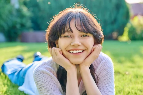 Retrato Aire Libre Cabeza Una Joven Mujer Años Sonriente Adolescente —  Fotos de Stock