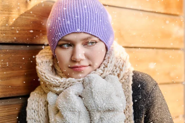 Retrato Cabeza Una Mujer Joven Sombrero Punto Bufanda Mitones Invierno —  Fotos de Stock