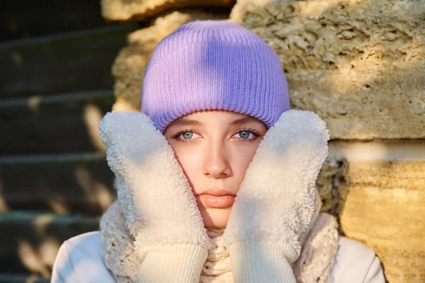 穿着冬季针织帽巾的少女画像手套 美丽的女子看着相机 圣诞假期 — 图库照片