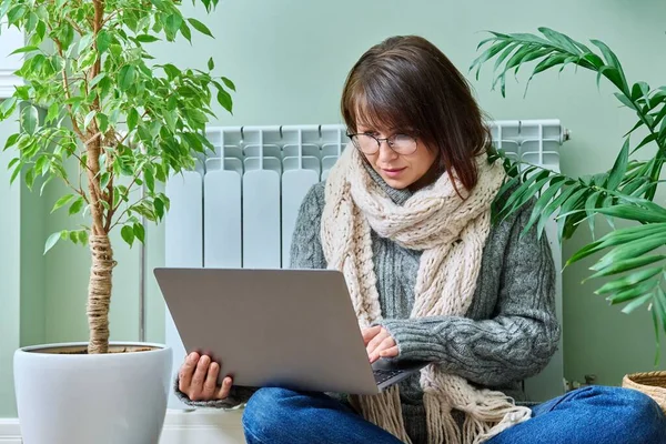 Mature Woman Warm Wool Sweater Scarf Using Laptop Sitting Heating — Fotografia de Stock