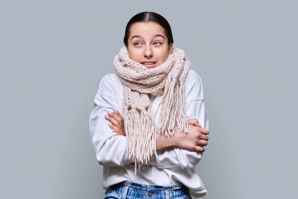穿着毛衣围巾的年轻女性冬季肖像 背景浅灰 情感冰冷冰冷的概念 — 图库照片