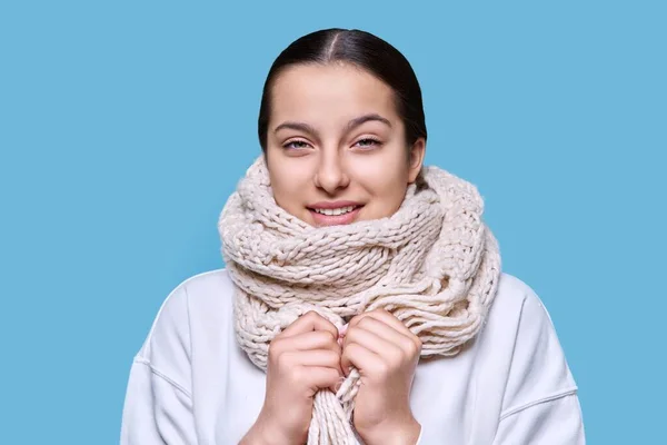 Retrato Cabeza Invierno Una Joven Mujer Con Bufanda Jersey Feliz —  Fotos de Stock