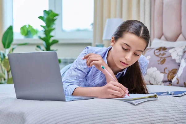 Giovane Studentessa Adolescente Trova Sul Letto Con Computer Portatile Studiando — Foto Stock