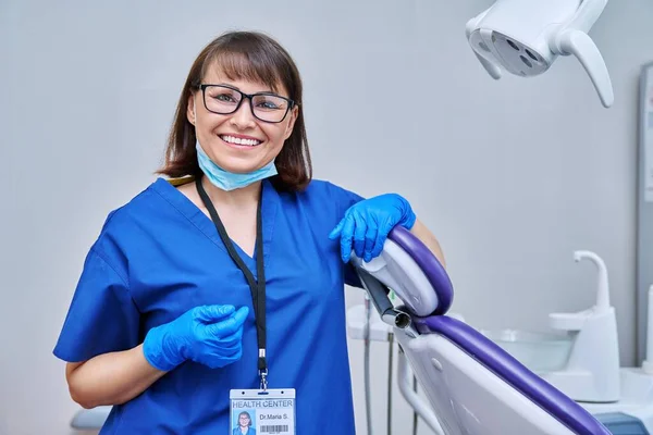 Retrato Una Doctora Dentista Sonriente Consultorio Mujer Mediana Edad Confiada — Foto de Stock