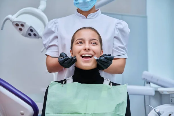 Ritratto Giovane Adolescente Sedia Dentale Con Mani Medico Con Strumenti — Foto Stock