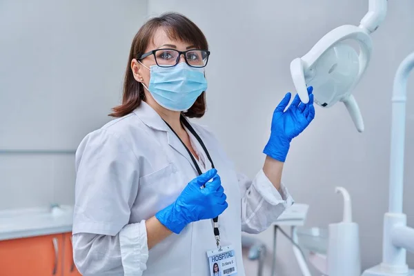 Doctora Dentista Confiada Seria Mascarilla Facial Consultorio Dental Mirando Cámara — Foto de Stock