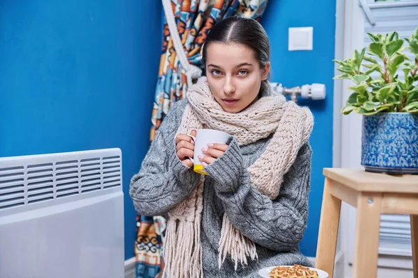 Cold Autumn Winter Season Lifestyle Teenage Female Warm Sweater Scarf — Stock Photo, Image