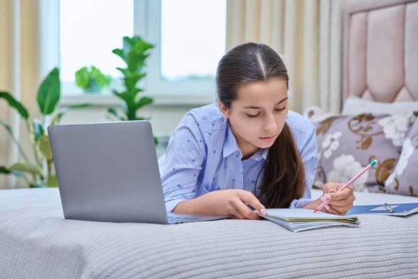 Giovane Studentessa Adolescente Trova Sul Letto Con Computer Portatile Studiando — Foto Stock