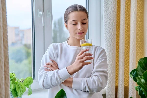 Teenagermädchen Mit Einem Glas Wasser Mit Zitrone Das Hause Fenster — Stockfoto