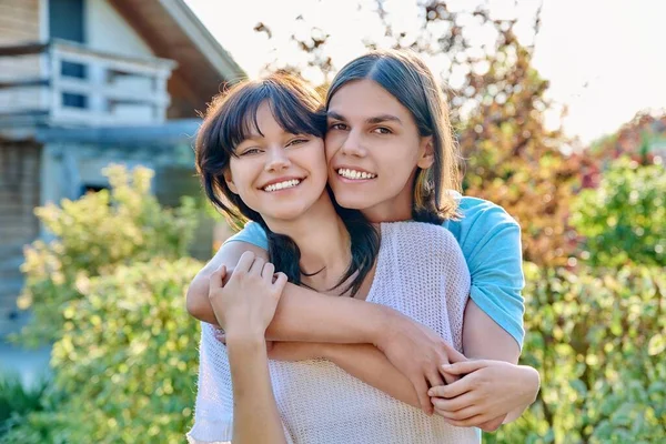 Retrato Pareja Feliz Adolescentes Amigos Abrazándose Juntos Aire Libre Patio —  Fotos de Stock