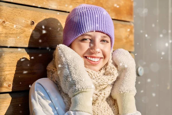 Retrato Una Joven Mujer Hermosa Mirando Cámara Con Copos Nieve —  Fotos de Stock