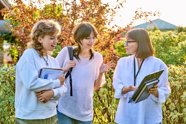 10代の女子学生と屋外で話す女性教師 17歳 18歳の2人の少女 大学の概念 — ストック写真