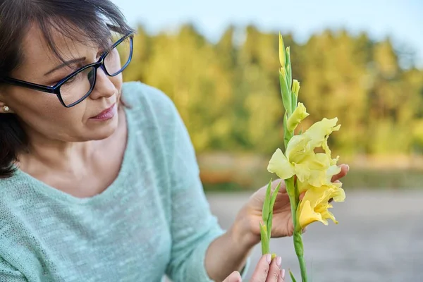 Volwassen Vrouw Raakt Bloeiende Plant Gele Gladiool Natuur Bloemen Schoonheid — Stockfoto