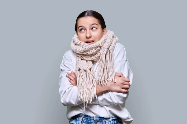 Ritratto Invernale Giovane Donna Sciarpa Maglione Sfondo Grigio Chiaro Studio — Foto Stock